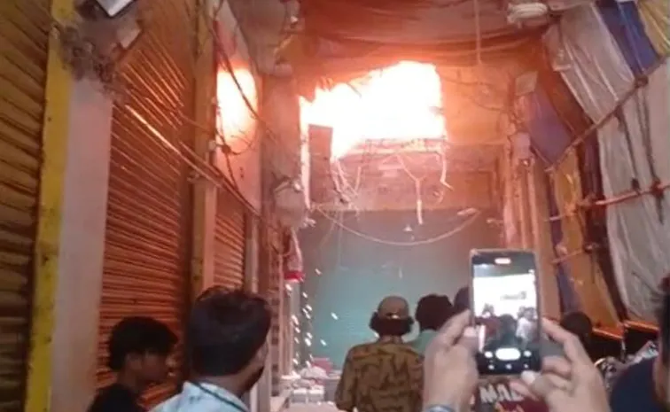 Major fire breaks out on Madina Road in Hyderabad