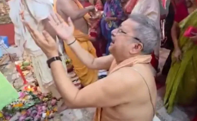  MP Kalyan Banerjee Gets Emotional During Durga Puja