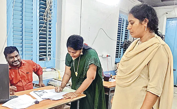 వైఎస్సార్‌సీపీ దళిత మహిళా నేతపై బైండోవర్‌ కేసు