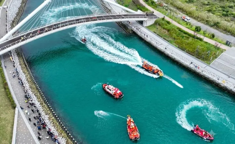 South Korea guides crowd pulling shark out of canal