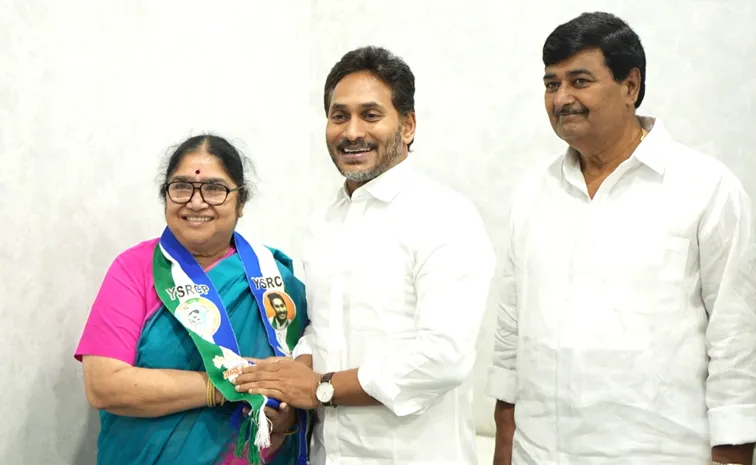TDP EX MLA Gunda Lakshidevi Joined In YSRCP