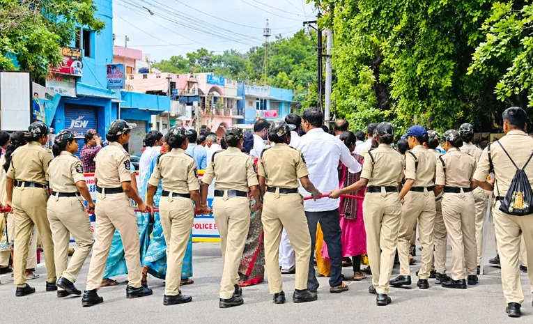 TDP Leaders And Police Attack On YSRCP Leaders 