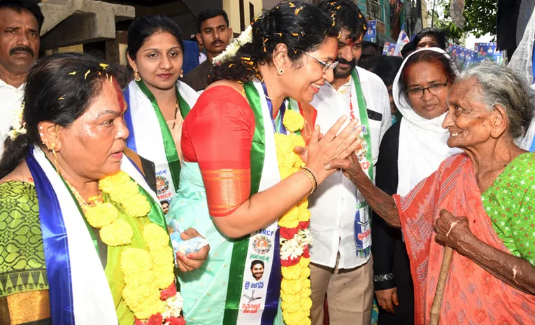 Varudu Kalyani Campaign In Visakhapatnam