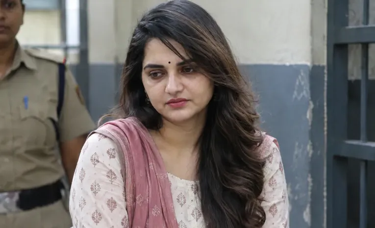 నైజీరియన్లు ఉంటున్న బ్యారక్‌లోనే పవిత్రగౌడని ఉంచండి! 