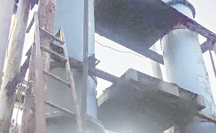 2 workers killed in gas leak at chemical plant in Telangana