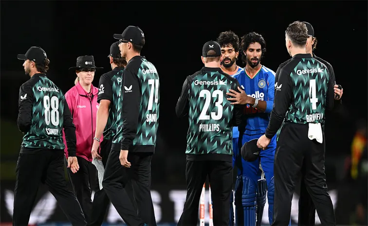 వరుస ఓటములతో సతమతమవుతున్న న్యూజిలాండ్‌కు మరిన్ని భారీ షాక్‌లు