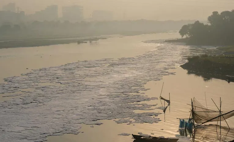 Delhi: యమునపై విషపు నురగ.. పడిపోయిన గాలి నాణ్యత!