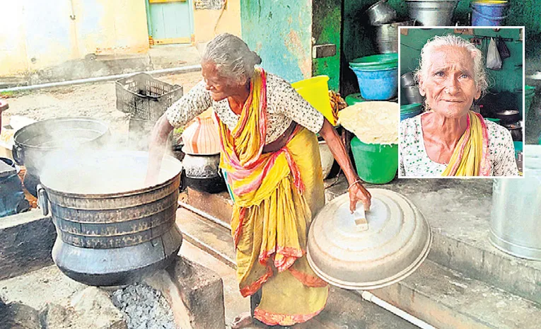 కొడుకు డీఎస్పీ.. రూ.5కే ఇడ్లీలు అమ్ముతున్న 82 ఏళ్ల అవ్వ!