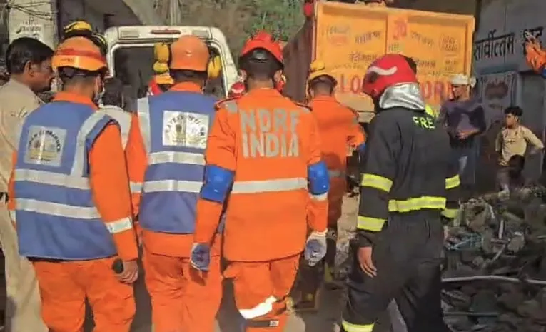 Delhi: కూలిన భవనం.. తండ్రీకొడుకులు దుర్మరణం