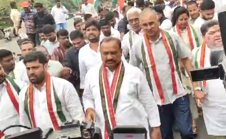 రైల్వే నిలయం ఎదుట కాంగ్రెస్ మెరుపు ధర్నా 