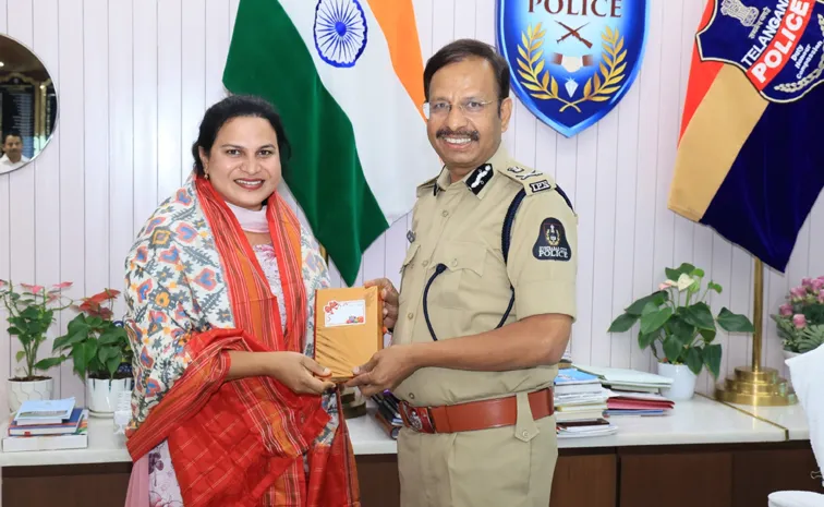 ఎమర్జెన్సీ మెడిసిన్‌లో ఎండీ చేసిన తొలి ట్రాన్స్‌మహిళకు సజ్జనార్‌ సత్కారం 