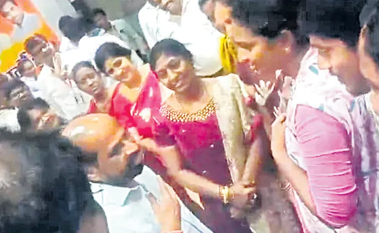 బీజేపీకి ఓటేయకపోతే ఉద్యోగం ఊడుతుంది