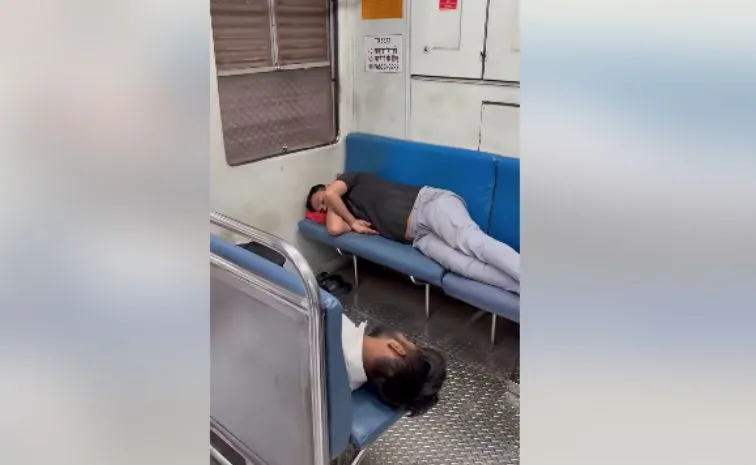 2 men sleep on Mumbai locals first class seats