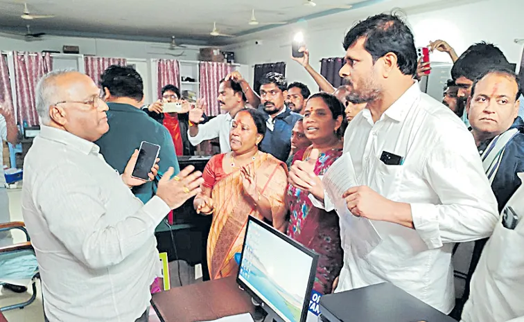 అమ్ముడుపోయిన అధికారం!