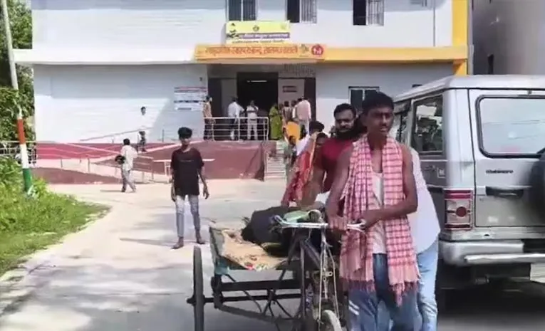 చికిత్సకు తెచ్చిన తోపుడు బండిపైనే మృతదేహాన్ని తోసుకుంటూ..