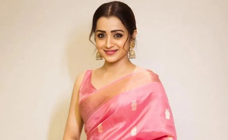 Actor Trisha Krishnan Jayalalithaa Role In MG Biopic 