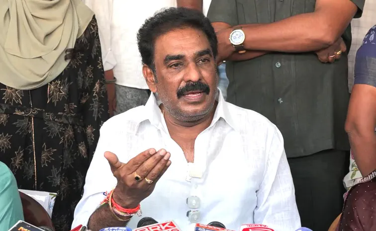 యూనిఫామ్‌ కింద పచ్చ చొక్కాలు.. పోలీసులపై పిన్నెల్లి ఫైర్‌!