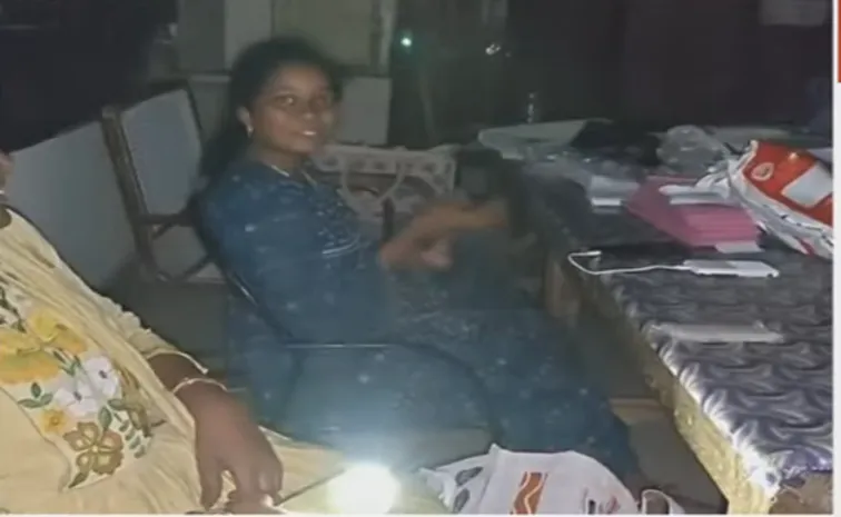  amalapuramlo andhakaramlo poling stationlu 39 Polling stations in darkness in Amalapuram