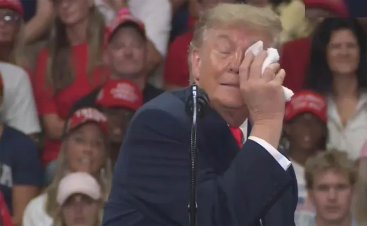 Donald Trump eye trouble interrupts Daytona Beach Rally