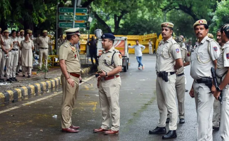 Delhi Police Personnel Skip Name Tags Jantar Mantar 