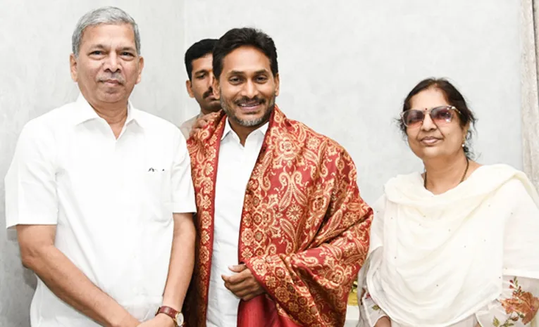 వైఎస్ జగన్‌కు ‘స్థితప్రజ్ఞుడు’ పుస్తకం బహుకరణ 
