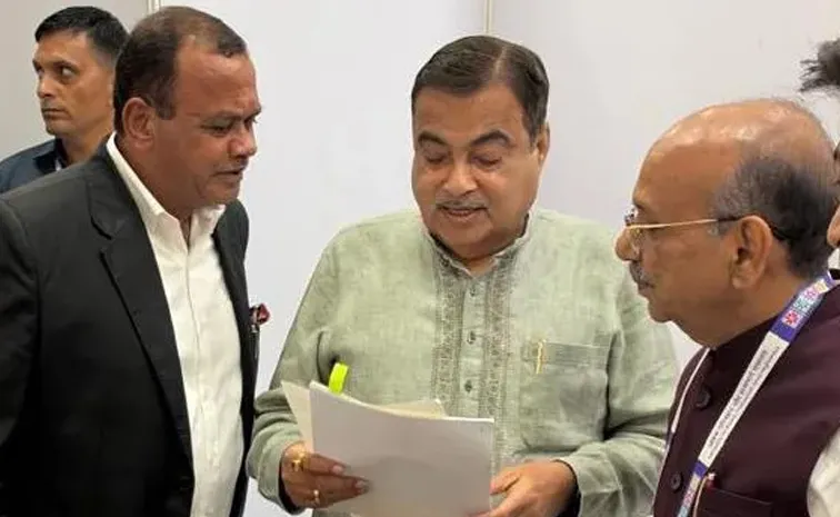Minister Komatireddy Venkat Reddy Meets Nitin Gadkari