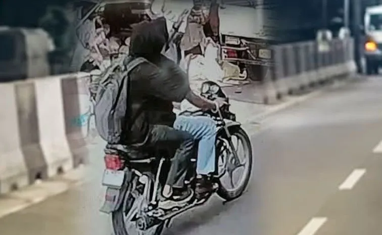 Karachi: Fraudsters flee with phones of 60 girls