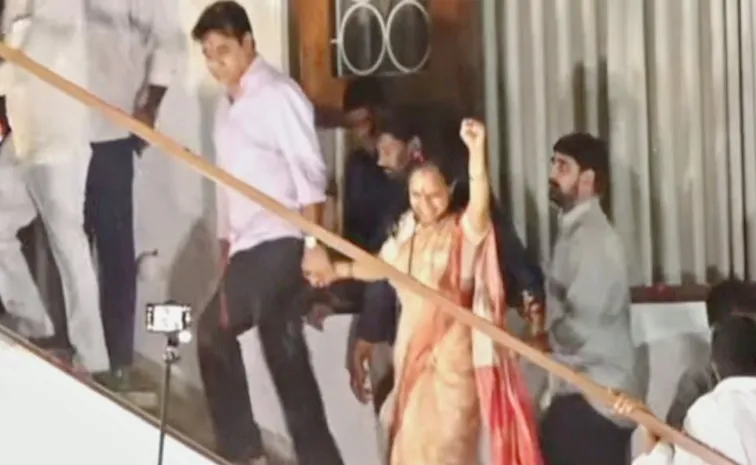 Brs Mlc Kavitha Reached Hyderabad