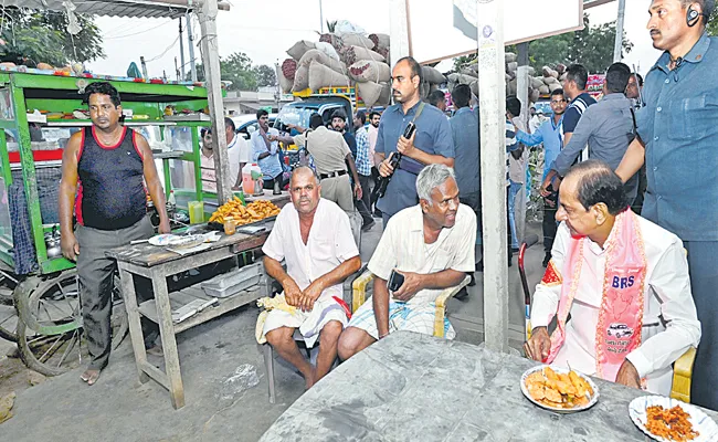 మహబూబాబాద్‌ జిల్లా మరిపెడ మండలం ఎల్లంపేట స్టేజీ తండా రోడ్డు పక్కన ఉన్న హోటల్‌లో  స్థానికులతో ముచ్చటిస్తున్న బీఆర్‌ఎస్‌ అధినేత, మాజీ సీఎం కేసీఆర్‌   