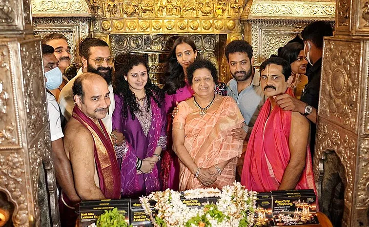 Hero Jr NTR, his family and Rishab Shetty visit Udupi temple Photos
