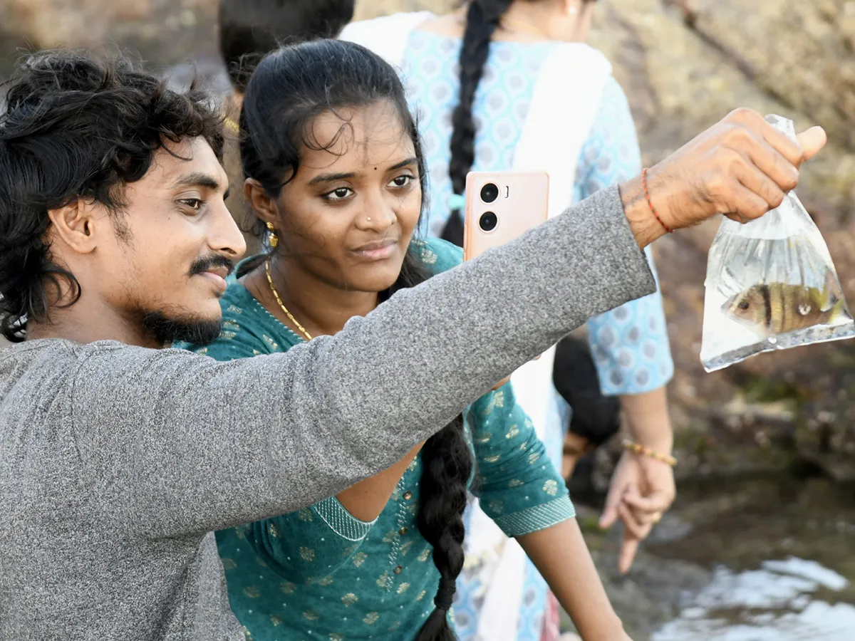Huge Crowd Enjoying the Weekend at Rk Beach in Visakhapatnam Photo Gallery.