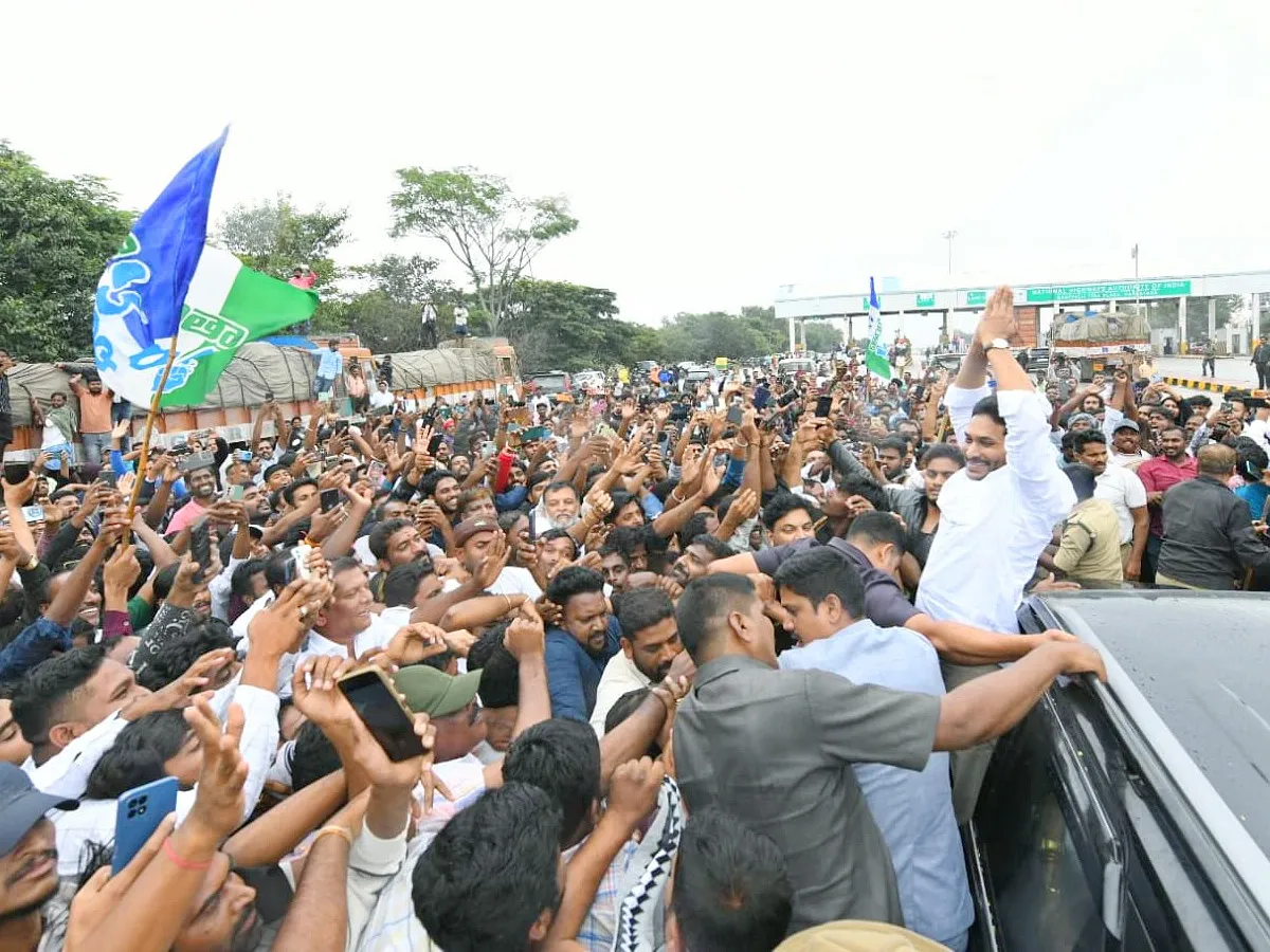 YS Jagan Mohan Reddy grand welcome Photos