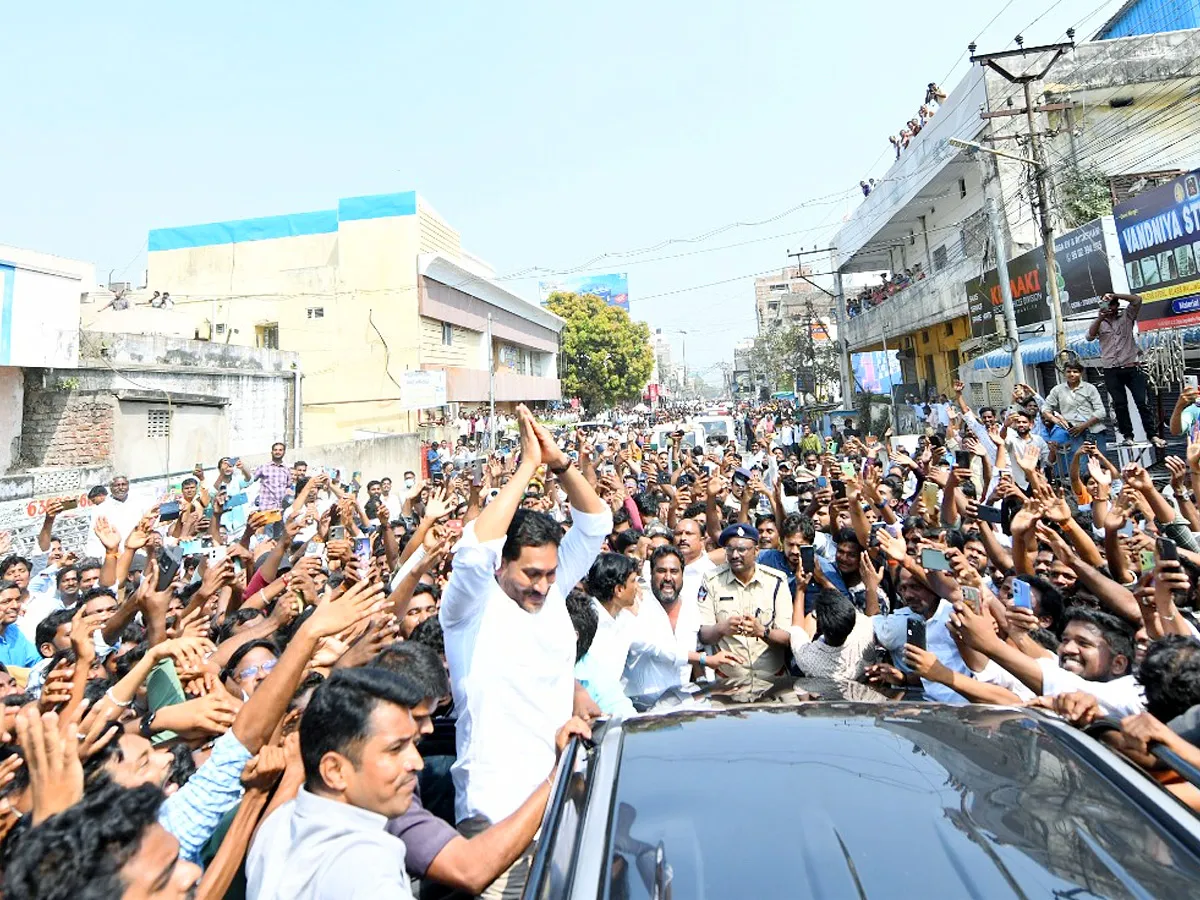 YS Jagan Receives Grand Welcome In Vijayawada Photos