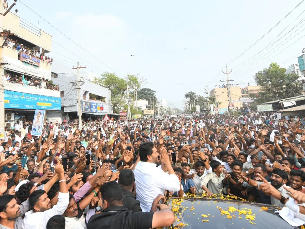 YS Jagan Receives Grand Welcome At Palakonda Photos10