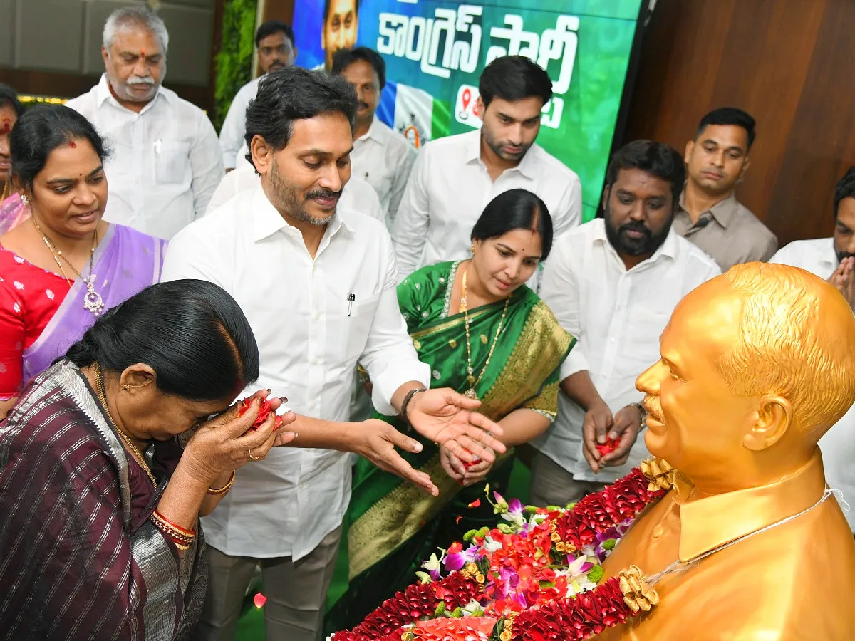 YS Jagan Key Meeting With Vijayawada YSRCP Corporators Photos