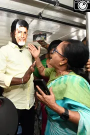 nnovative protest against the implementation of free buses in andrapradesh8