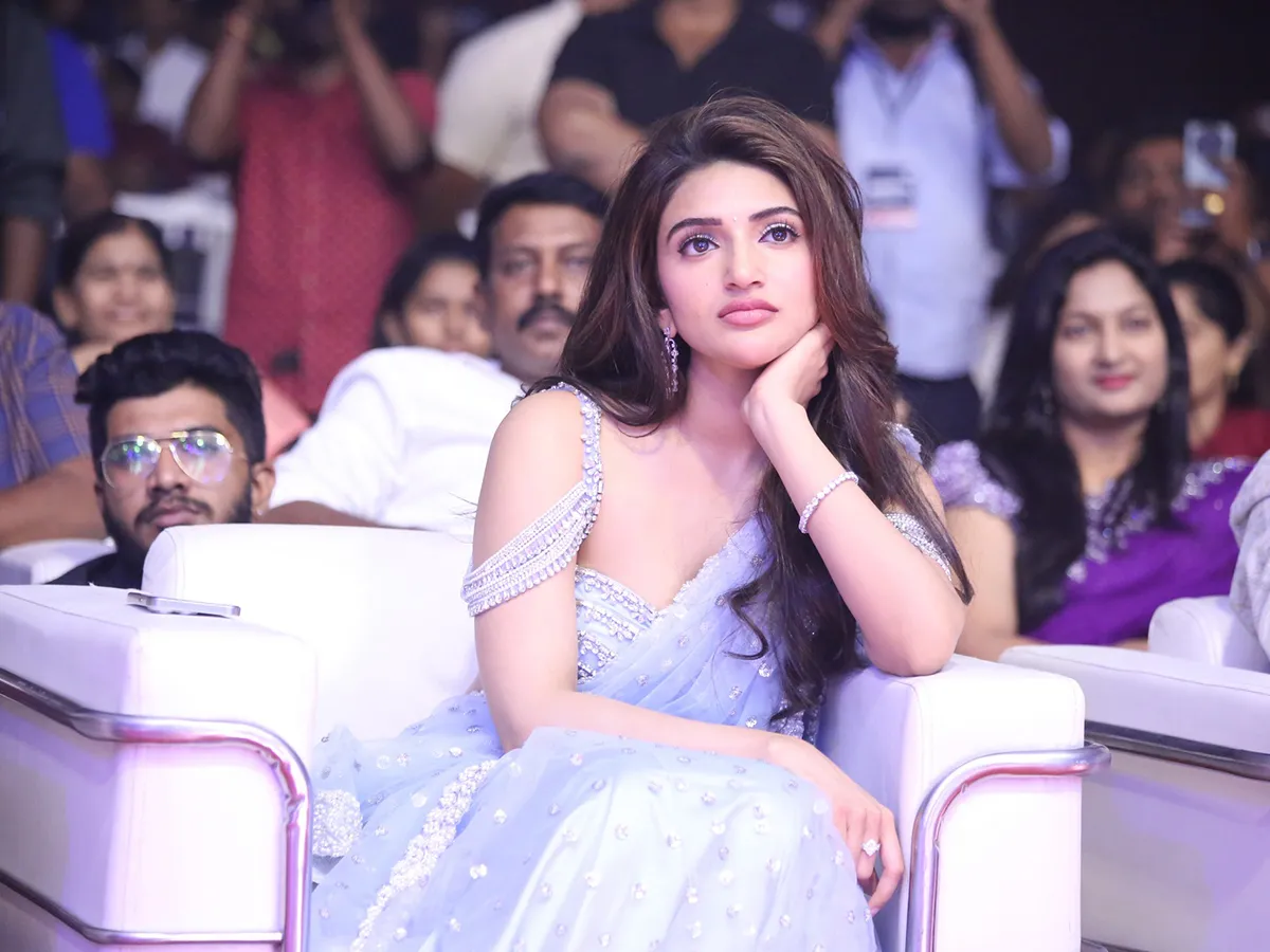 actress sreeleela at robinhood pre release event pics7