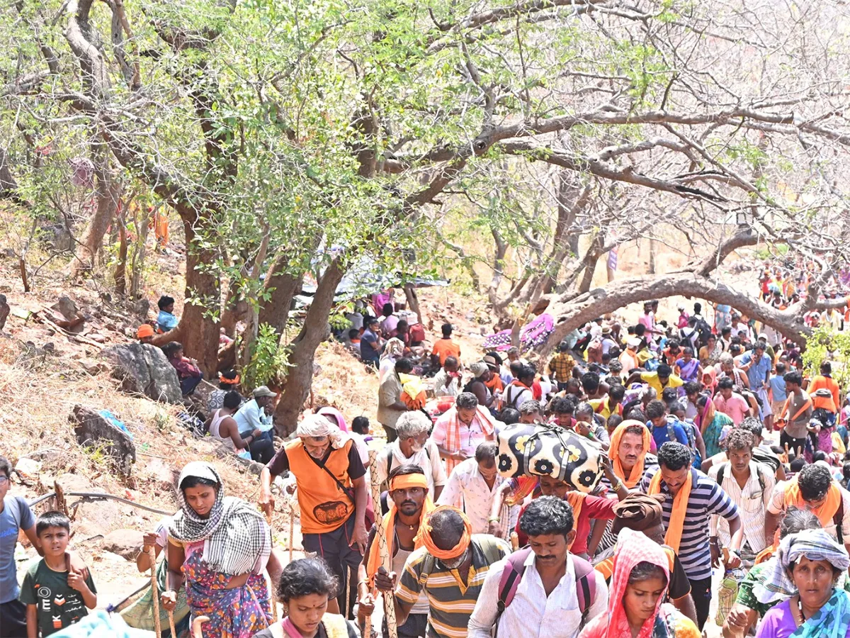Devotees Throng To Srisailam Mallikarjuna Swamy Temple