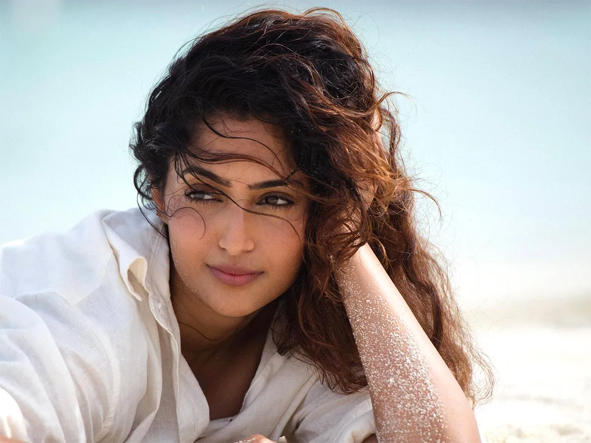 Actress Reba Monica John special song in Mad Square movie: Photos1