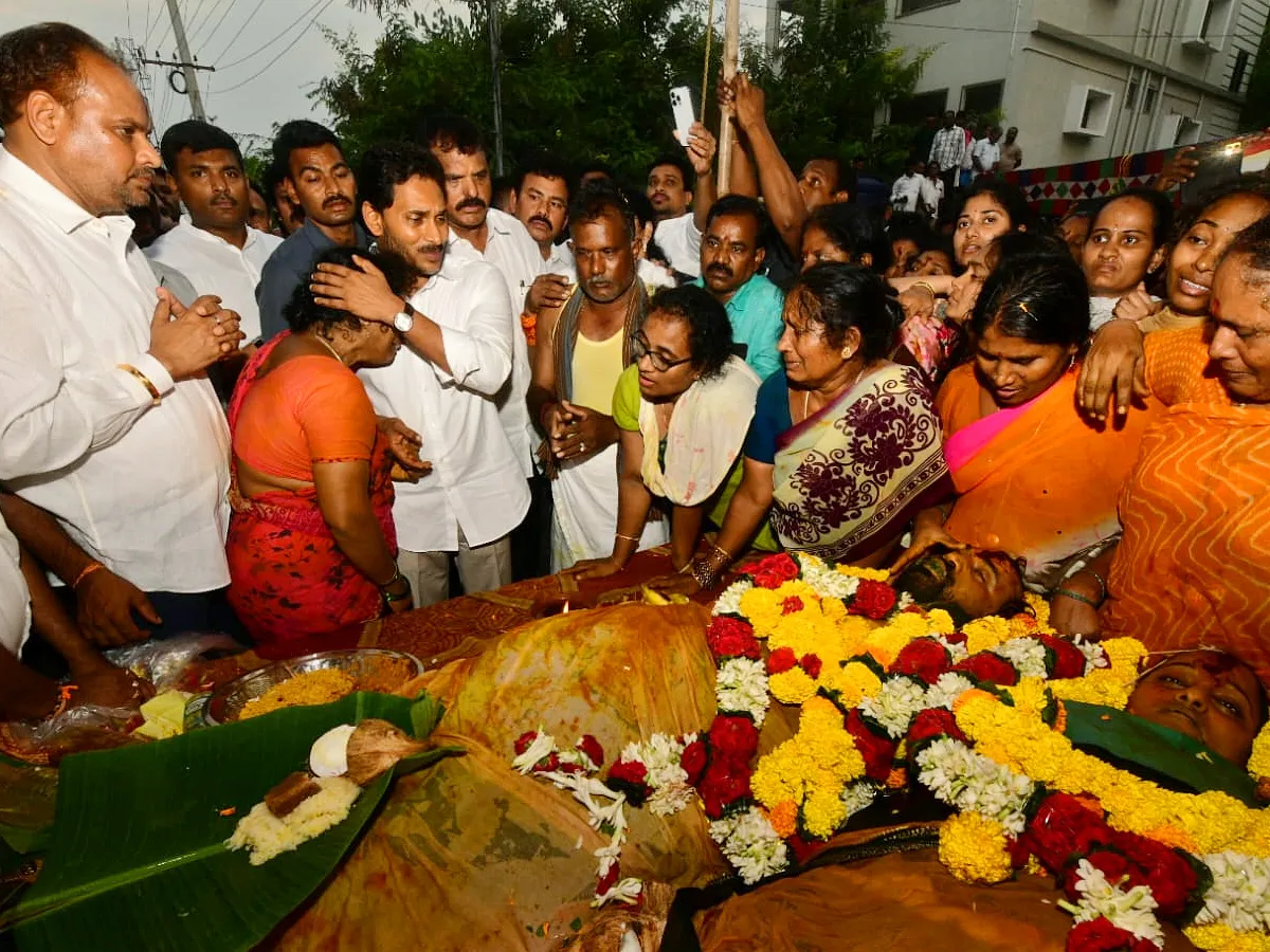  బాబే అన్నింటికీ దోషి.. సింహాచలం బాధిత కుటుంబానికి వైఎస్ జగన​ పరామర్శ (ఫొటోలు)
