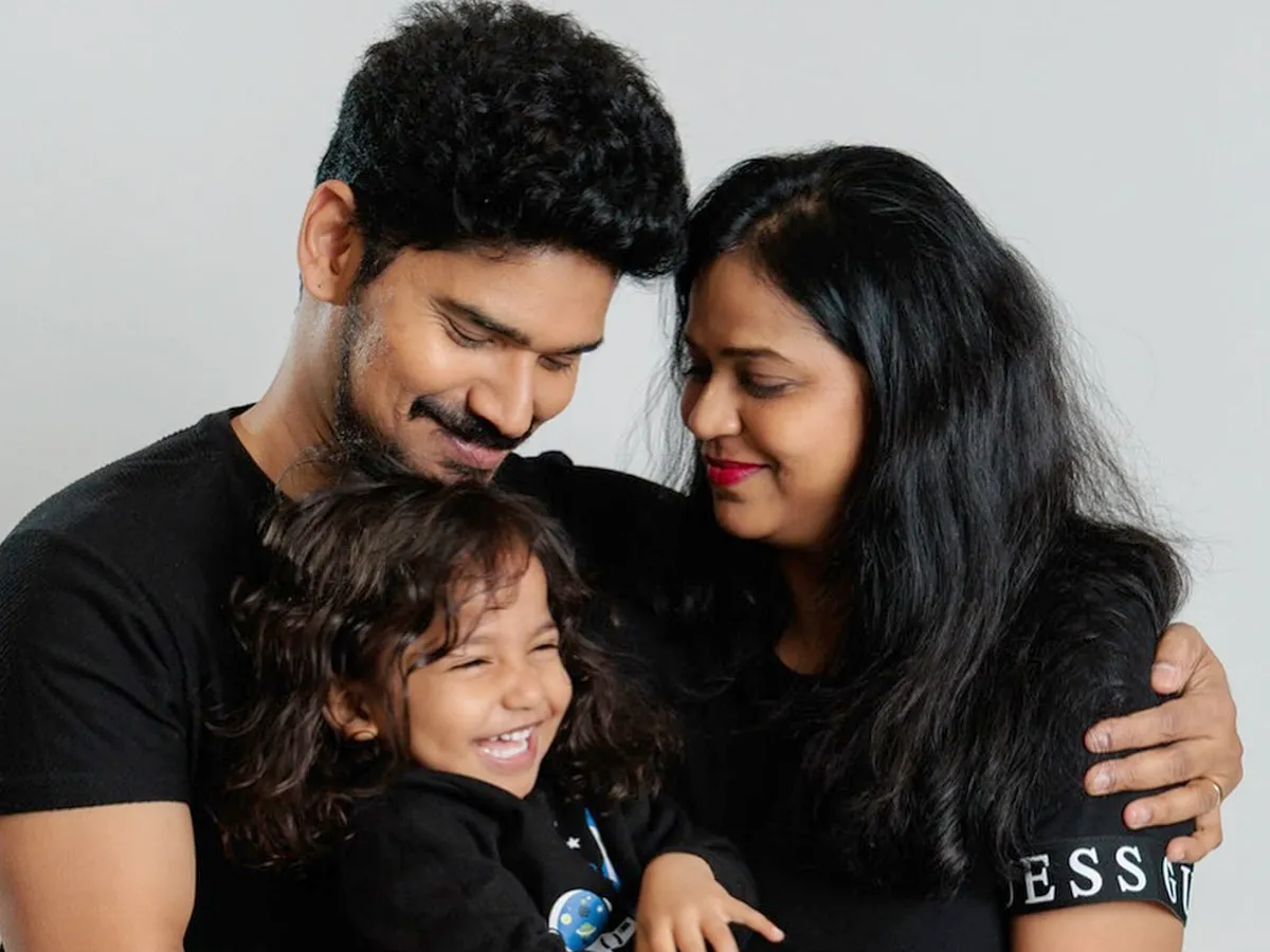 'లైఫ్ ఈజ్ బ్యూటీఫుల్' హీరో క్యూట్ ఫ్యామిలీ (ఫొటోలు)