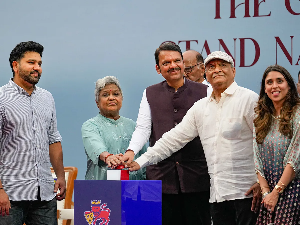 ముంబై వాంఖడేలో రో‘హిట్‌’ శర్మ స్టాండ్‌.. ఆనందంలో ఫ్యామిలీ (ఫొటోలు)