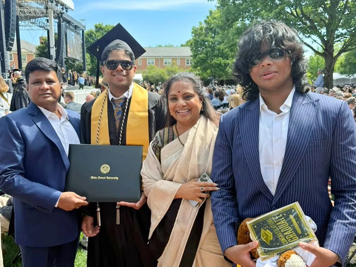 డిగ్రీ తీసుకున్న కుమారుడు - ఆనందంలో కల్వకుంట్ల కవిత (ఫోటోలు)