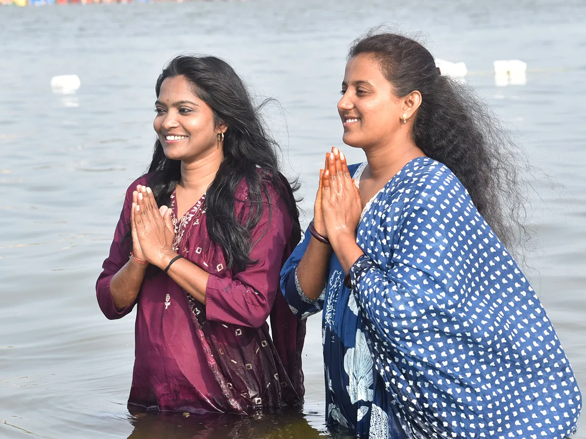 కాళేశ్వరం : 'సల్లంగ సూడు సరస్వతమ్మా'..త్రివేణీ సంగమం భక్తజన సంద్రం (ఫొటోలు)