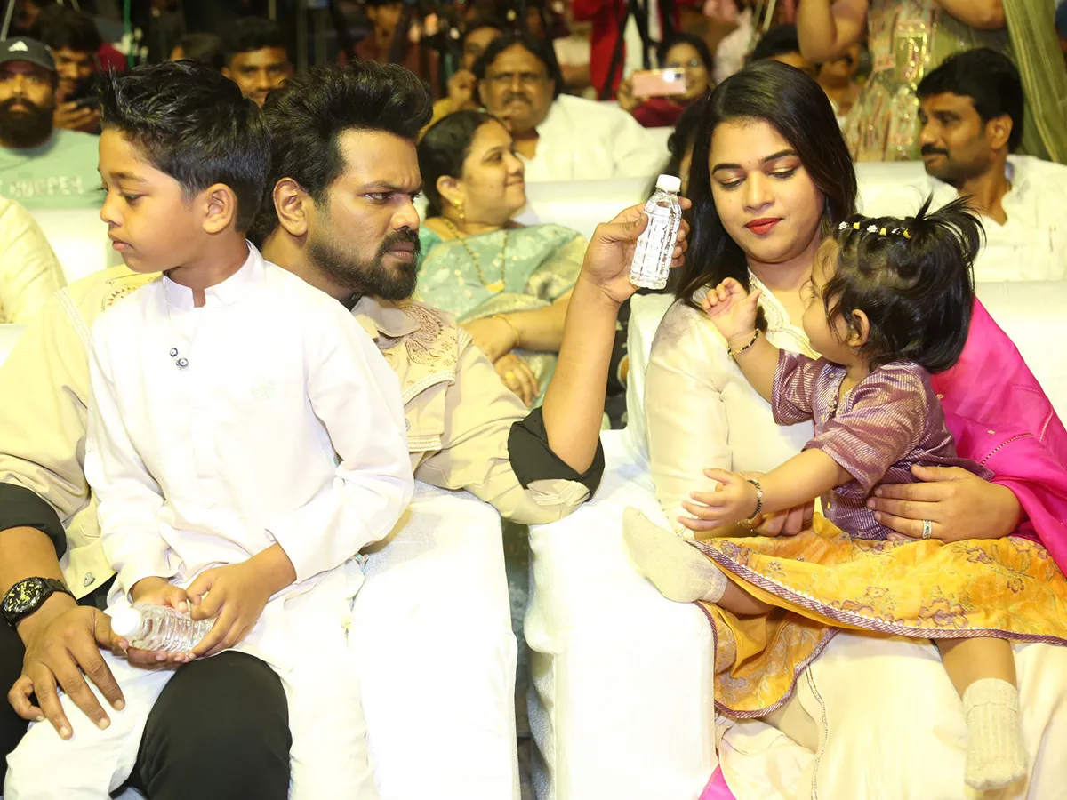 'భైరవం' ప్రీ రిలీజ్ లో ఫ్యామిలీ తో సందడి చేసిన మంచు మనోజ్ (ఫొటోలు)