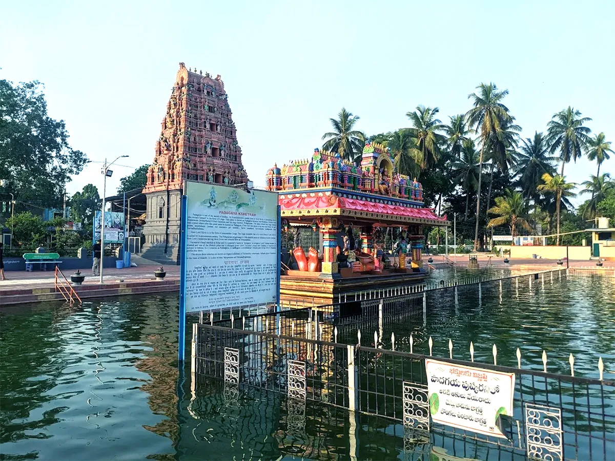 పిఠాపురం : కుక్కుటేశ్వర స్వామి ఆలయాన్ని మీరు ఎప్పుడైనా సంద‌ర్శించారా? (ఫొటోలు)