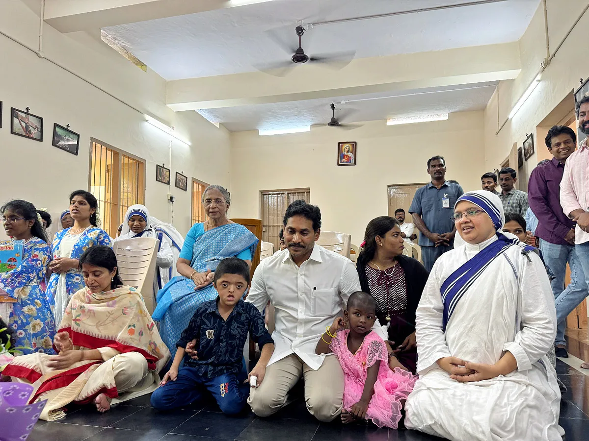 వైఎస్ రాజారెడ్డి శత జయంతి.. దివ్యాంగ చిన్నారులతో వైఎస్‌ జగన్ (ఫొటోలు)