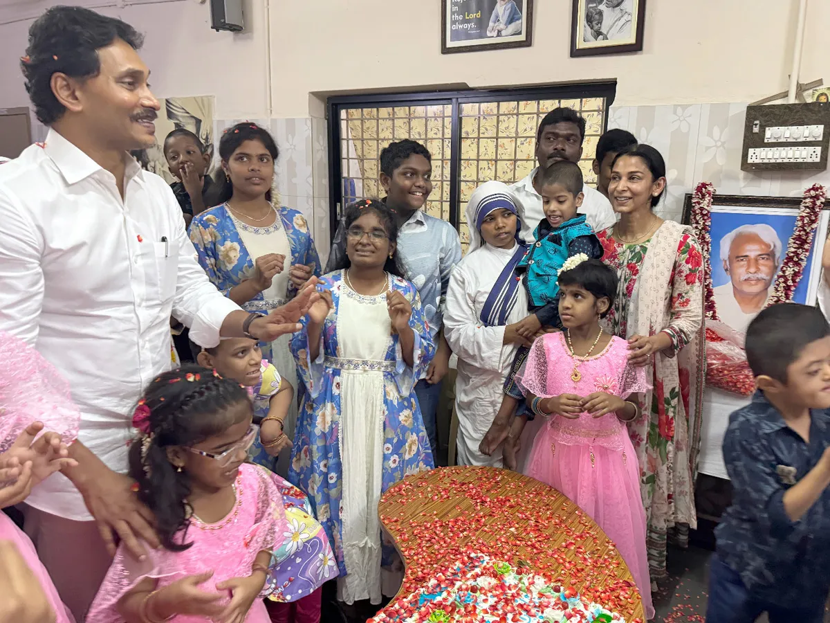 వైఎస్ రాజారెడ్డి శత జయంతి.. దివ్యాంగ చిన్నారులతో వైఎస్‌ జగన్ (ఫొటోలు)