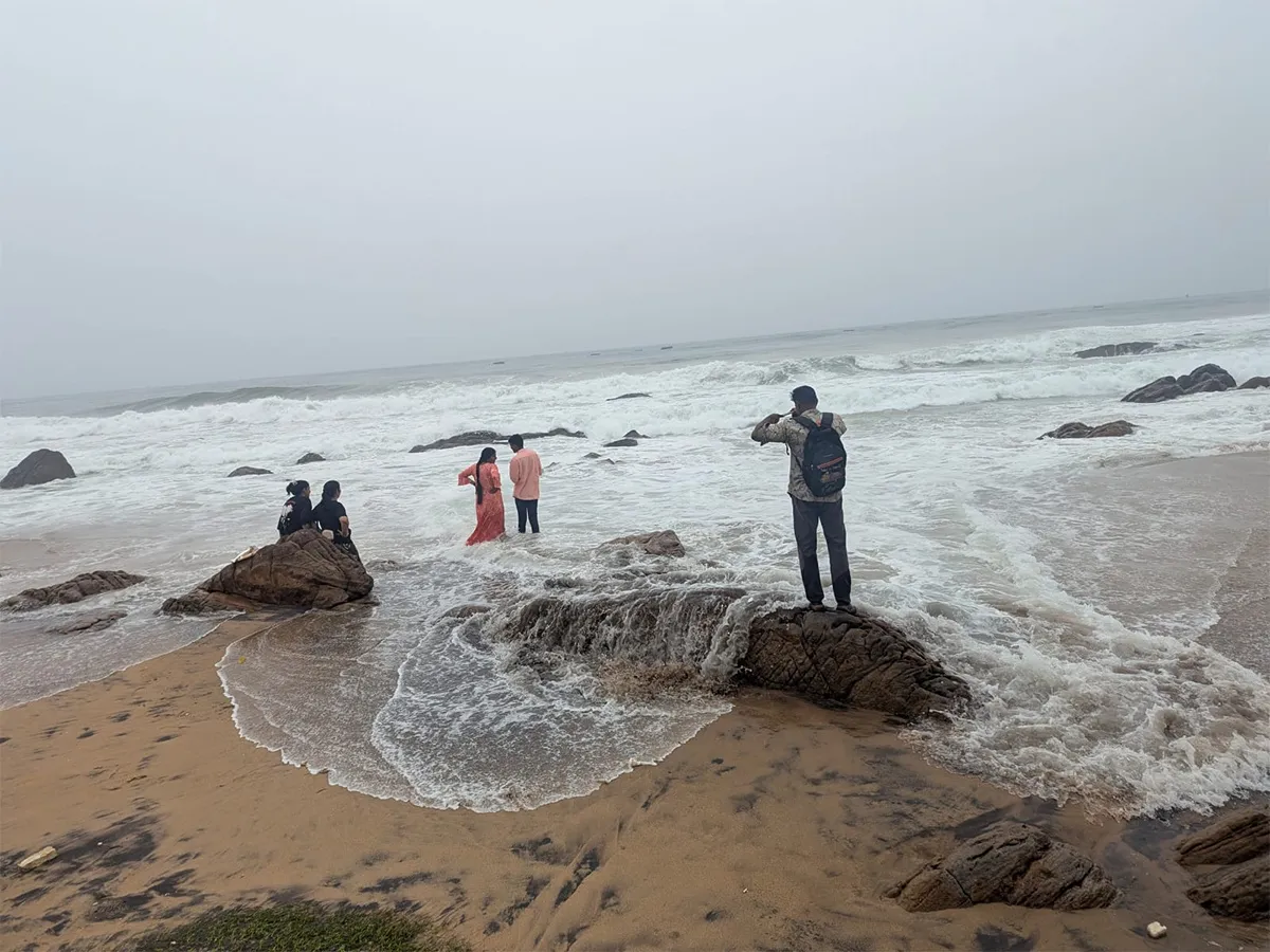 విశాఖపట్నం : సంద్రం.. కల్లోలం (ఫొటోలు)