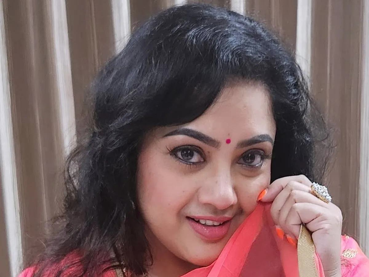 ఫ్రెండ్ పెళ్లిలో ఒకప్పటి హీరోయిన్ మీనా సందడి (ఫొటోలు)